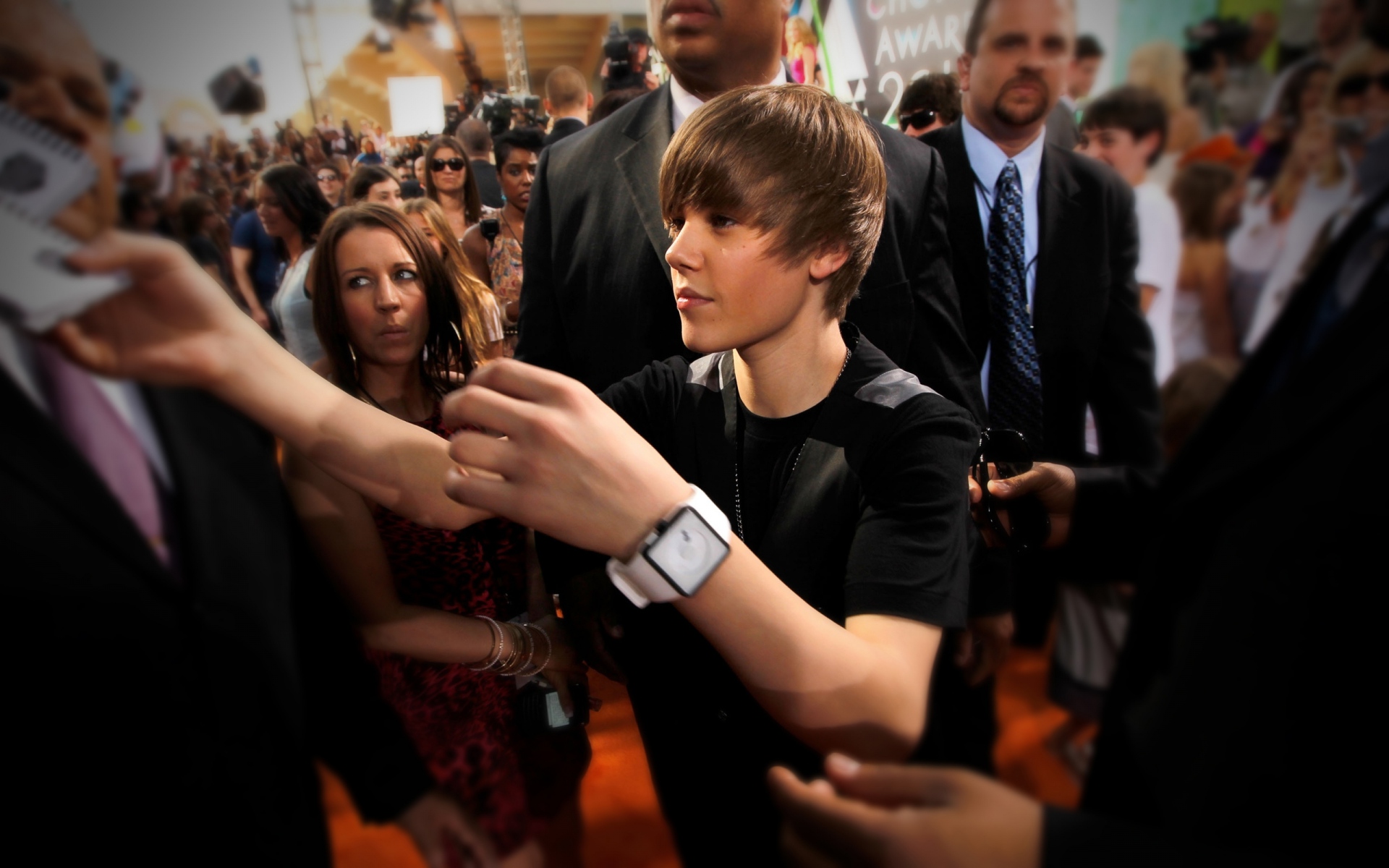 Картинки Justin bieber, фанаты, руки, часы фото и обои на рабочий стол