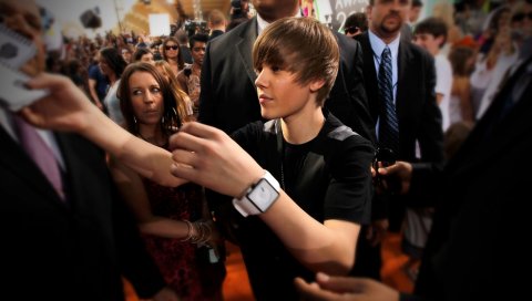 Justin bieber, фанаты, руки, часы