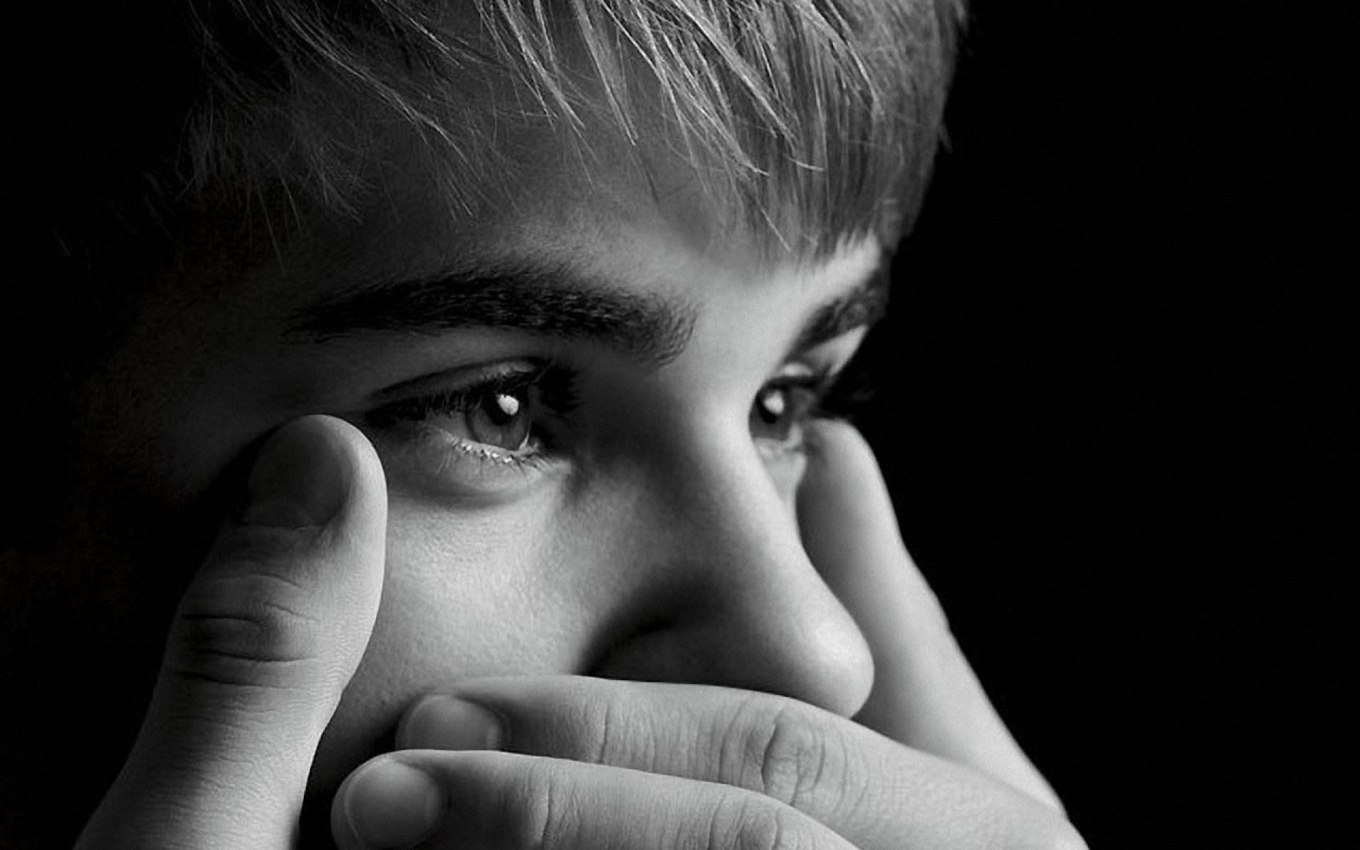 Картинки Justin bieber, лицо, руки, глаза, черно-белые фото и обои на рабочий стол