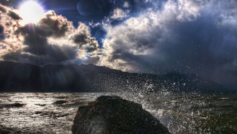 Брызги, солнце, камень, небо