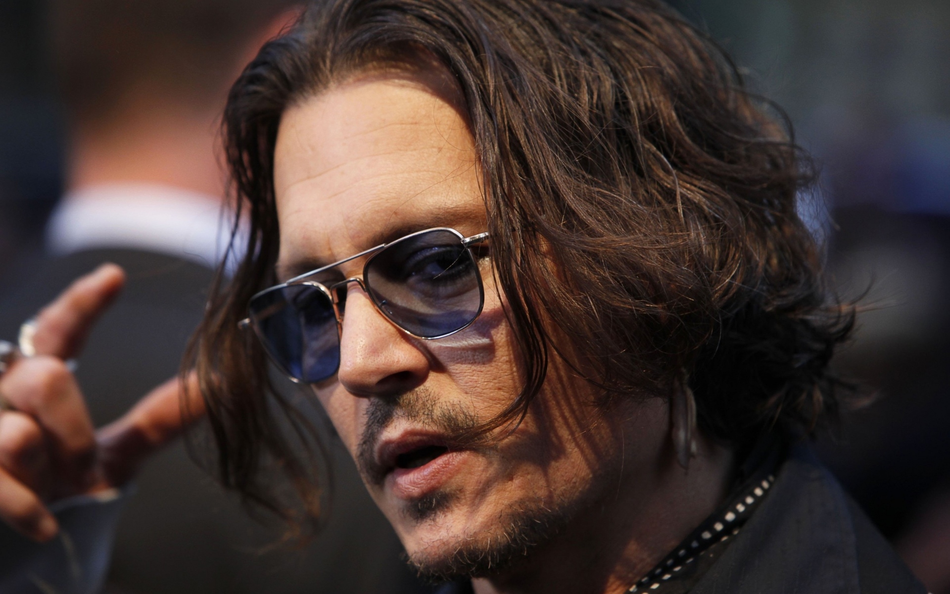 Картинки Johnny depp, очки, взгляд, жест, актер фото и обои на рабочий стол