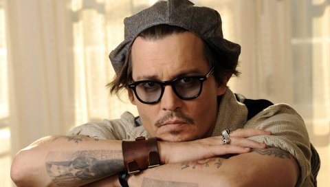 Johnny depp, очки, браслет, татуировки