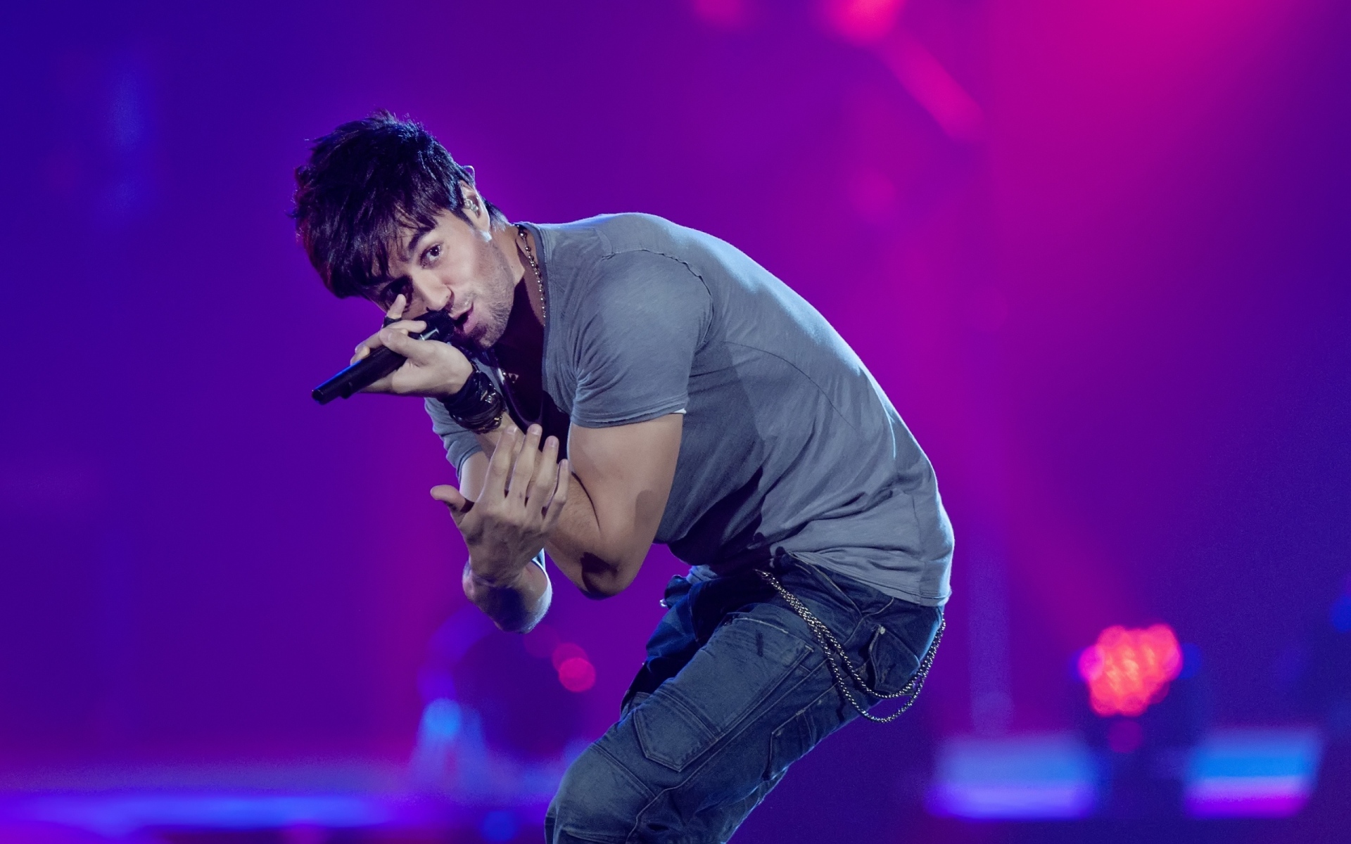 Картинки Enrique iglesias, live, микрофон, речь, знаменитость фото и обои на рабочий стол