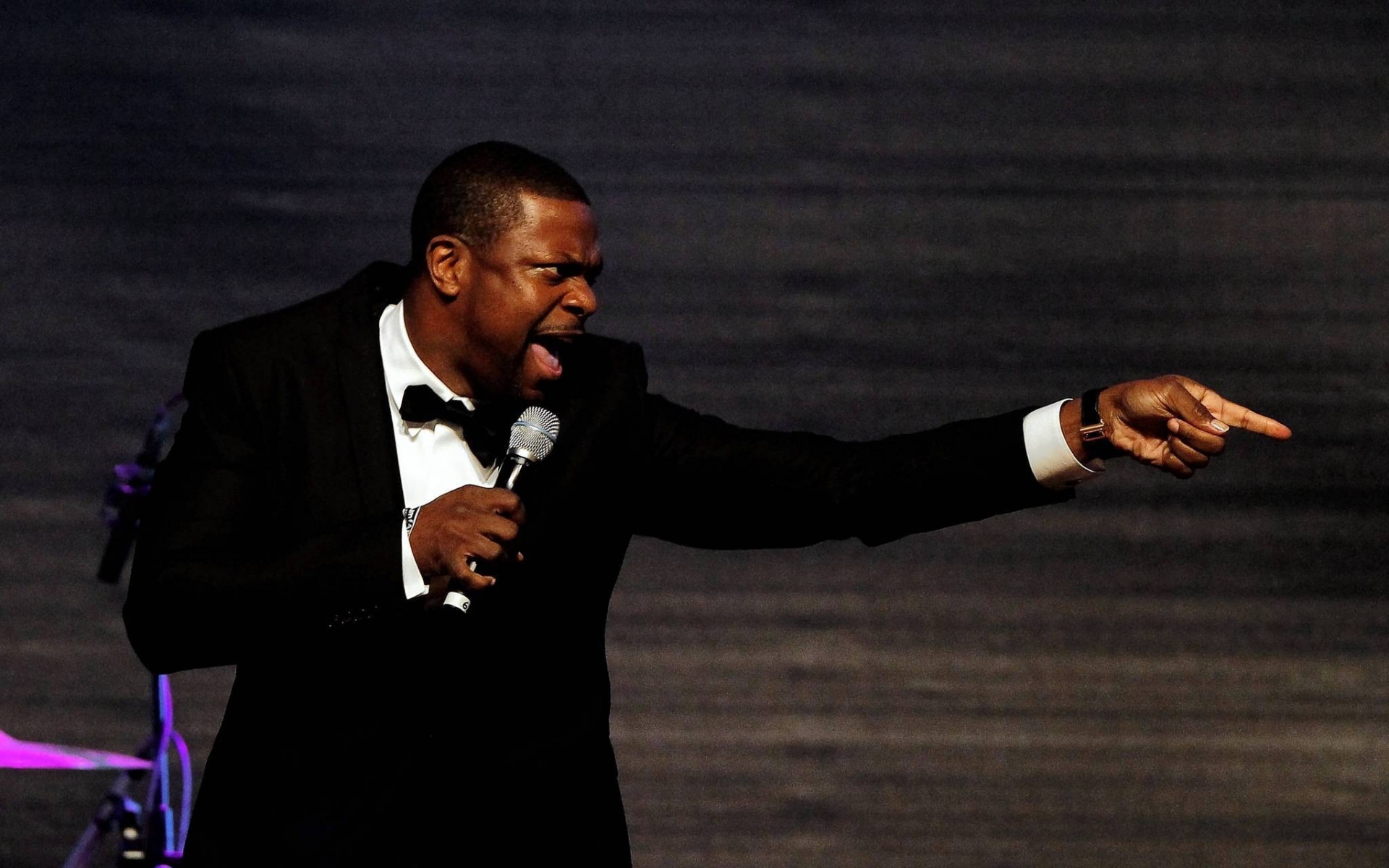 Картинки Chris tucker, микрофон, смокинг, эмоции фото и обои на рабочий стол
