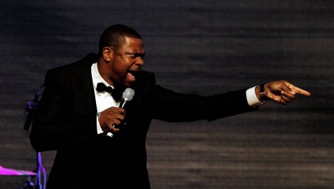 Chris tucker, микрофон, смокинг, эмоции