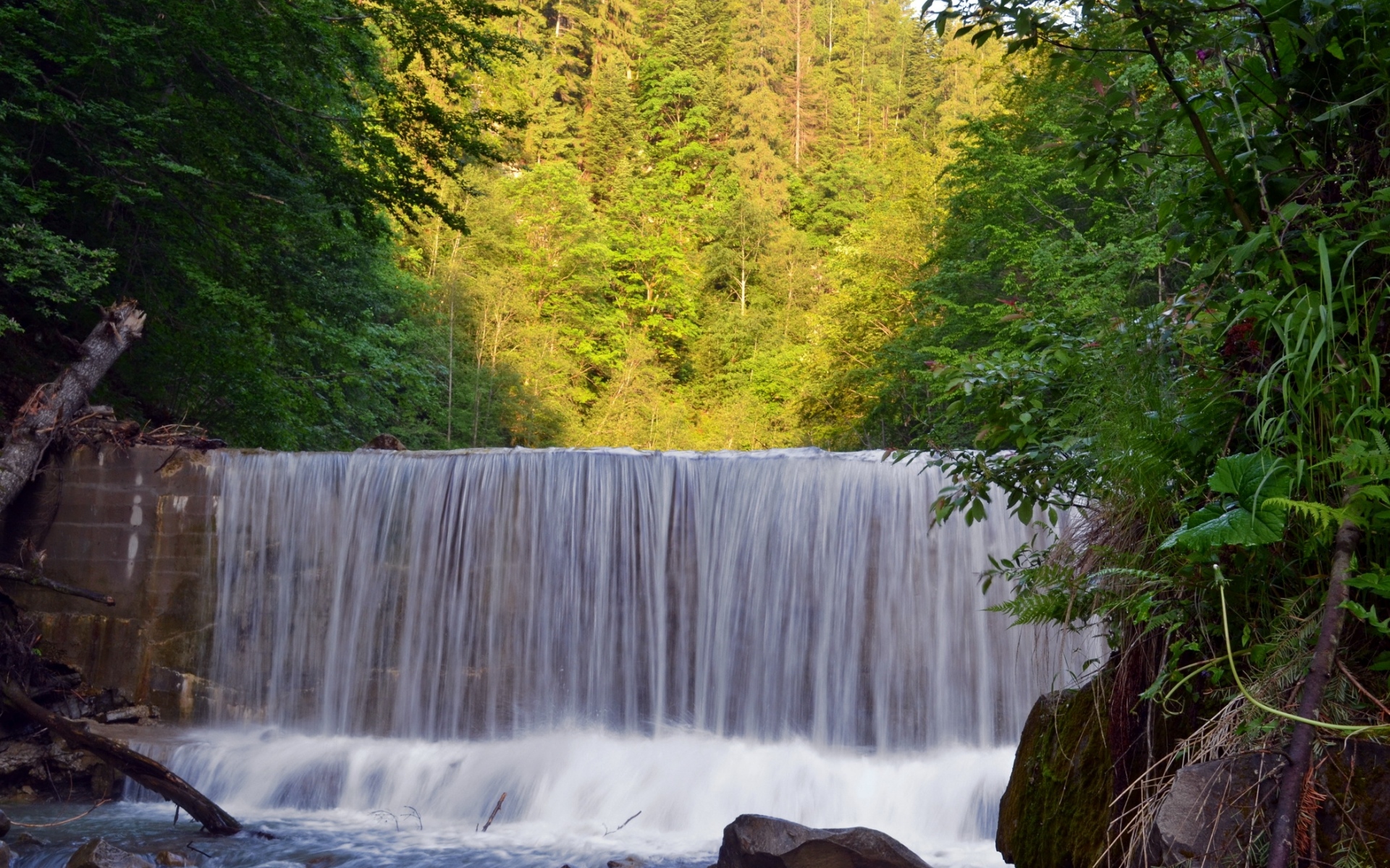 Картинки Украина, закарпатье, водопад, река, жонка, стена, лес, свет, тени фото и обои на рабочий стол