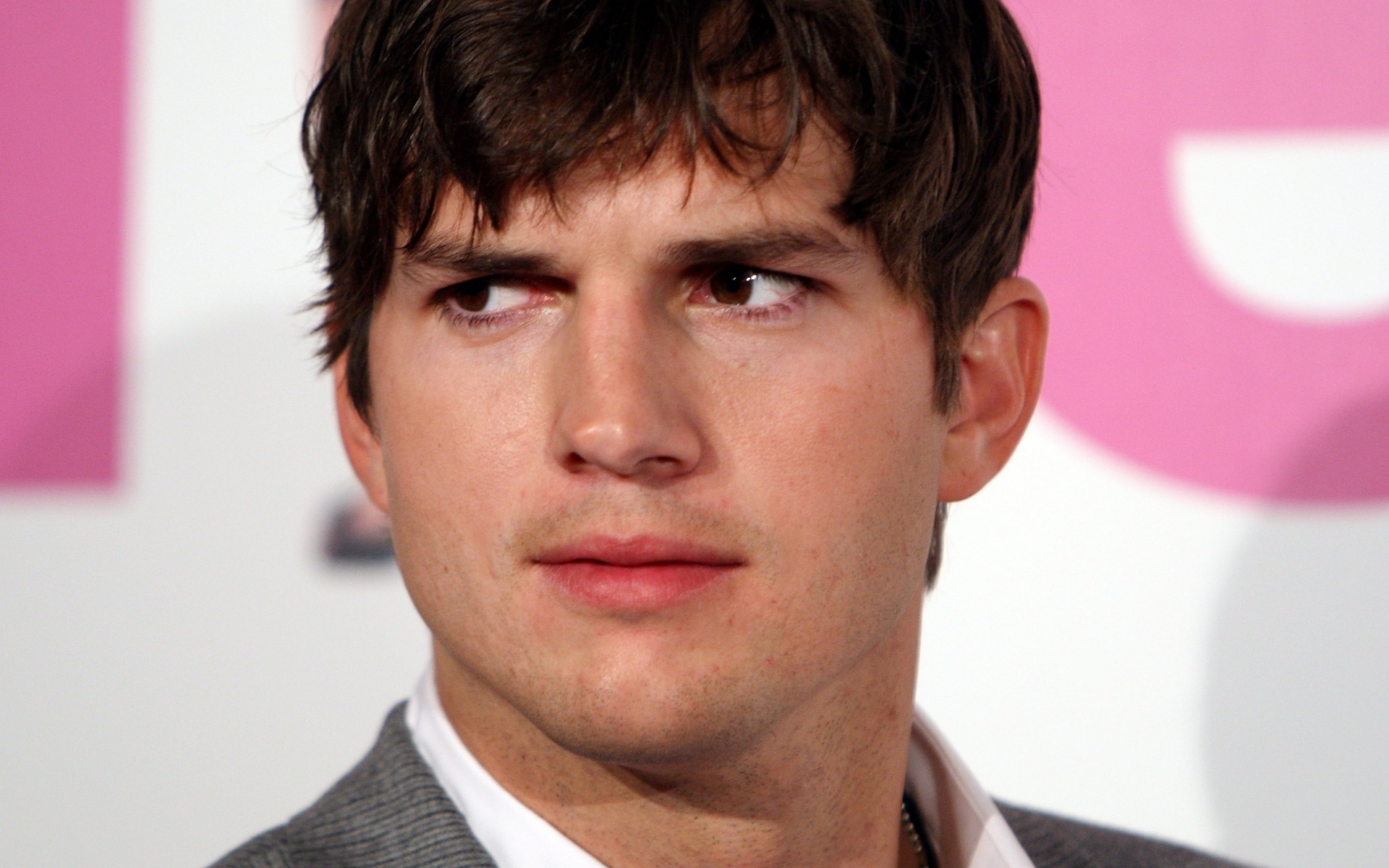 Картинки Ashton kutcher, глаза, брюнетка, волосы, куртка фото и обои на рабочий стол