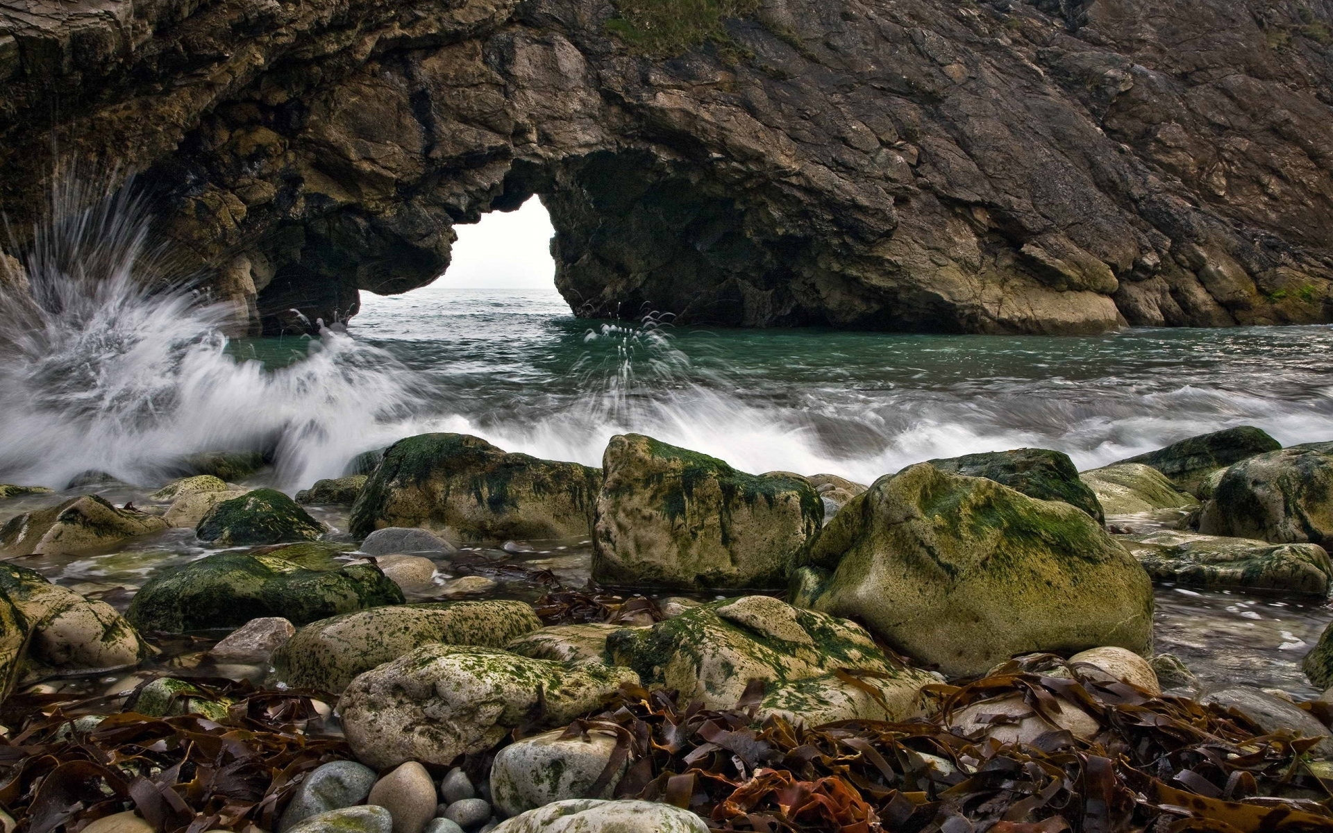 Картинки Камни, брызги, арка, трещина, камни, водоросли, мох, волна фото и обои на рабочий стол