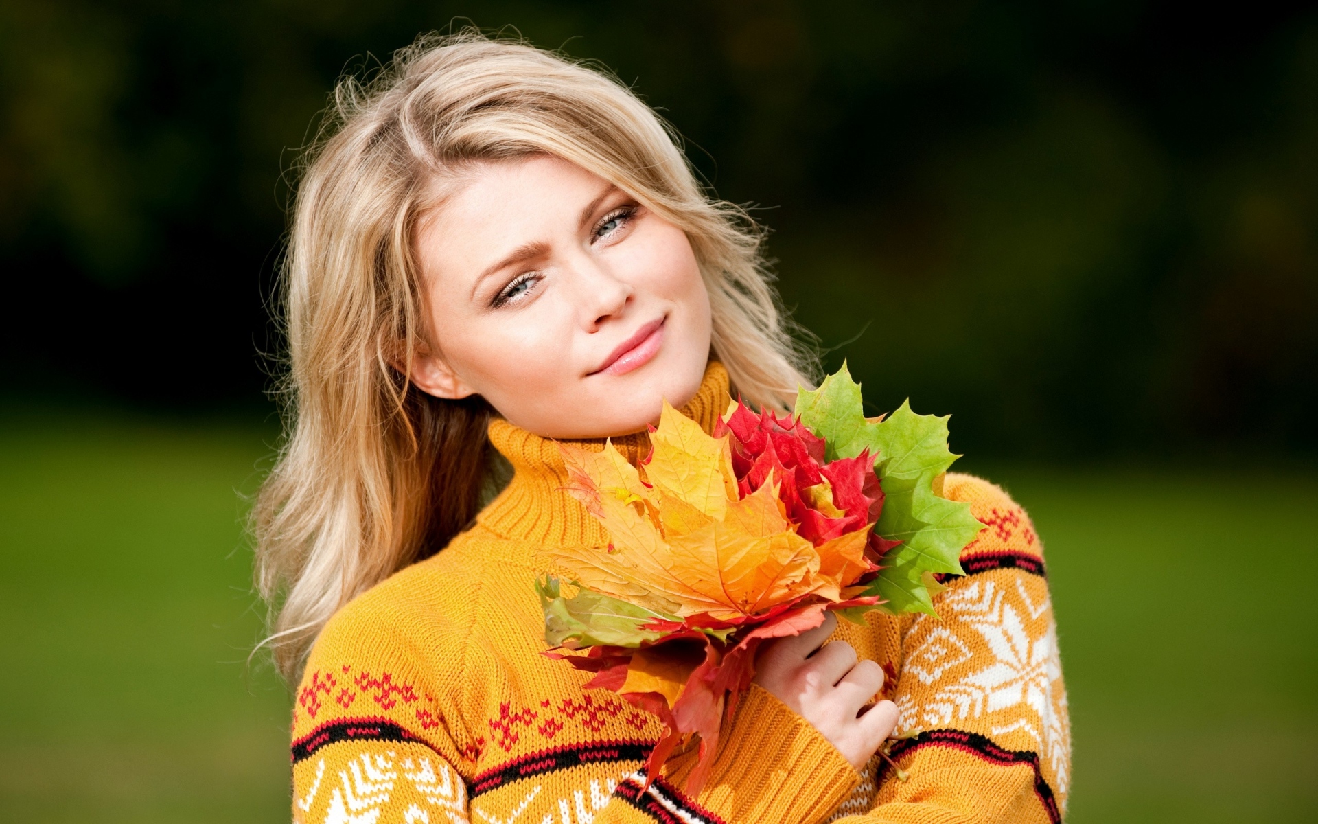 Картинки Осень, свитер, девушка, блондин, листья, клен, настроение фото и обои на рабочий стол