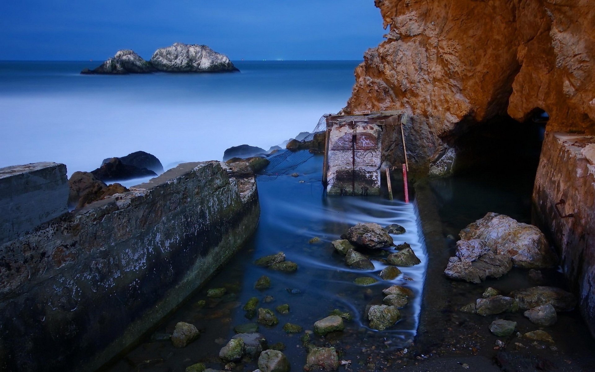 Картинки скалы, берег, море, камни, сети, вечер фото и обои на рабочий стол