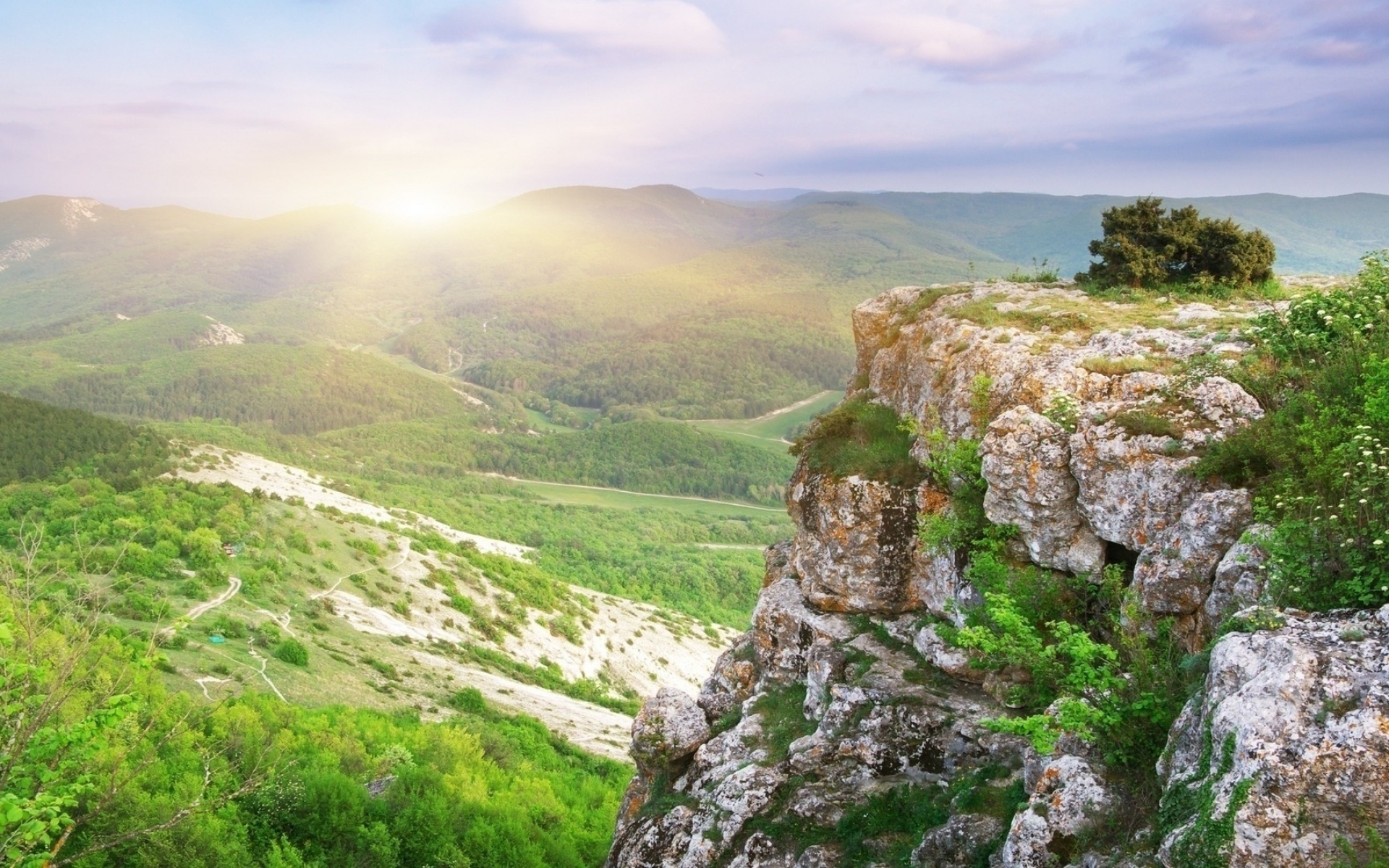 Картинки рок, солнце, свет, лучи, кусты, камни, гора , фото и обои на рабочий стол