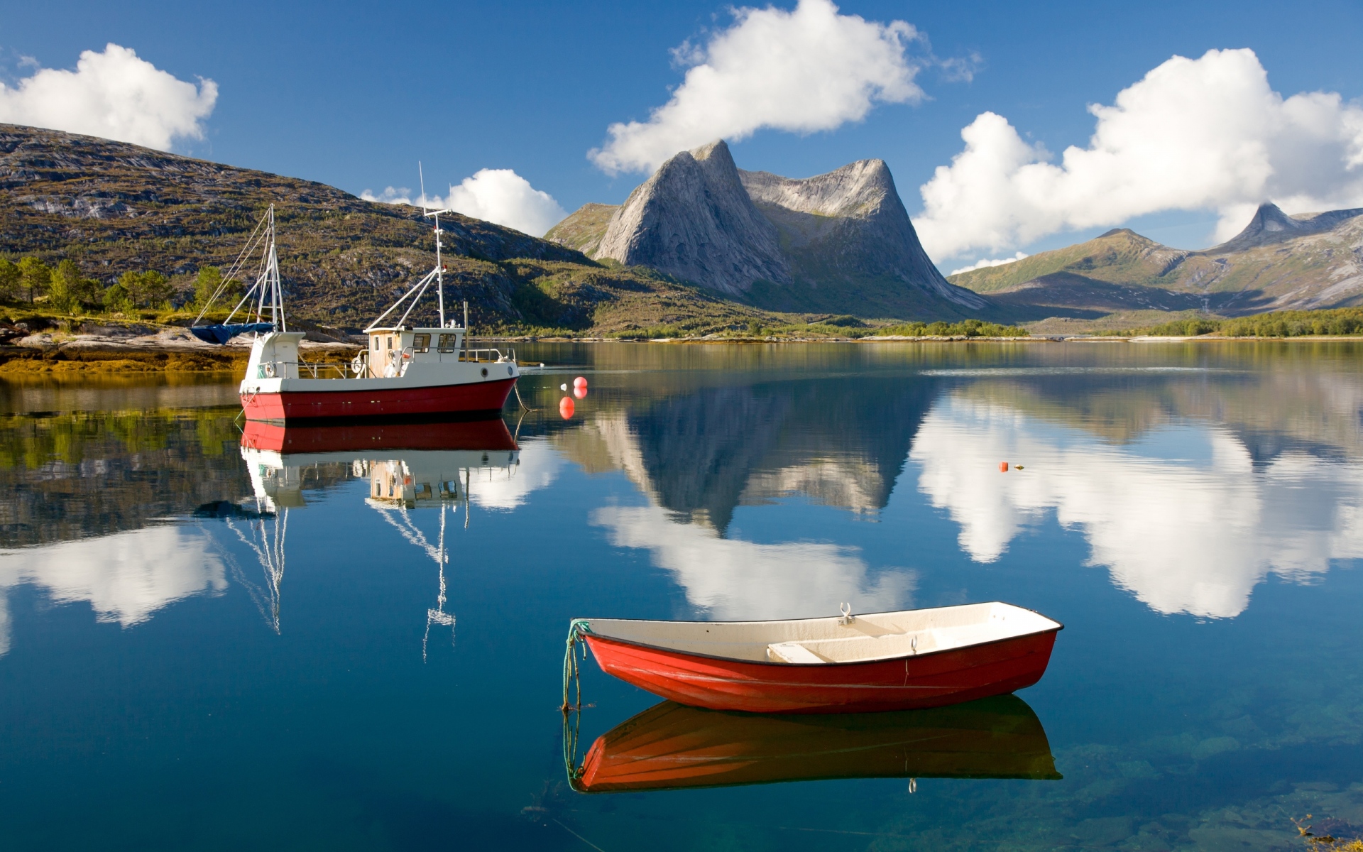 Лодка за 1 час по озеру. Озеро в Норвегии Фьорд. Норвегия фьорды лодка. Йольстер Норвегия озеро. Норвегия фьорды яхта пейзаж.