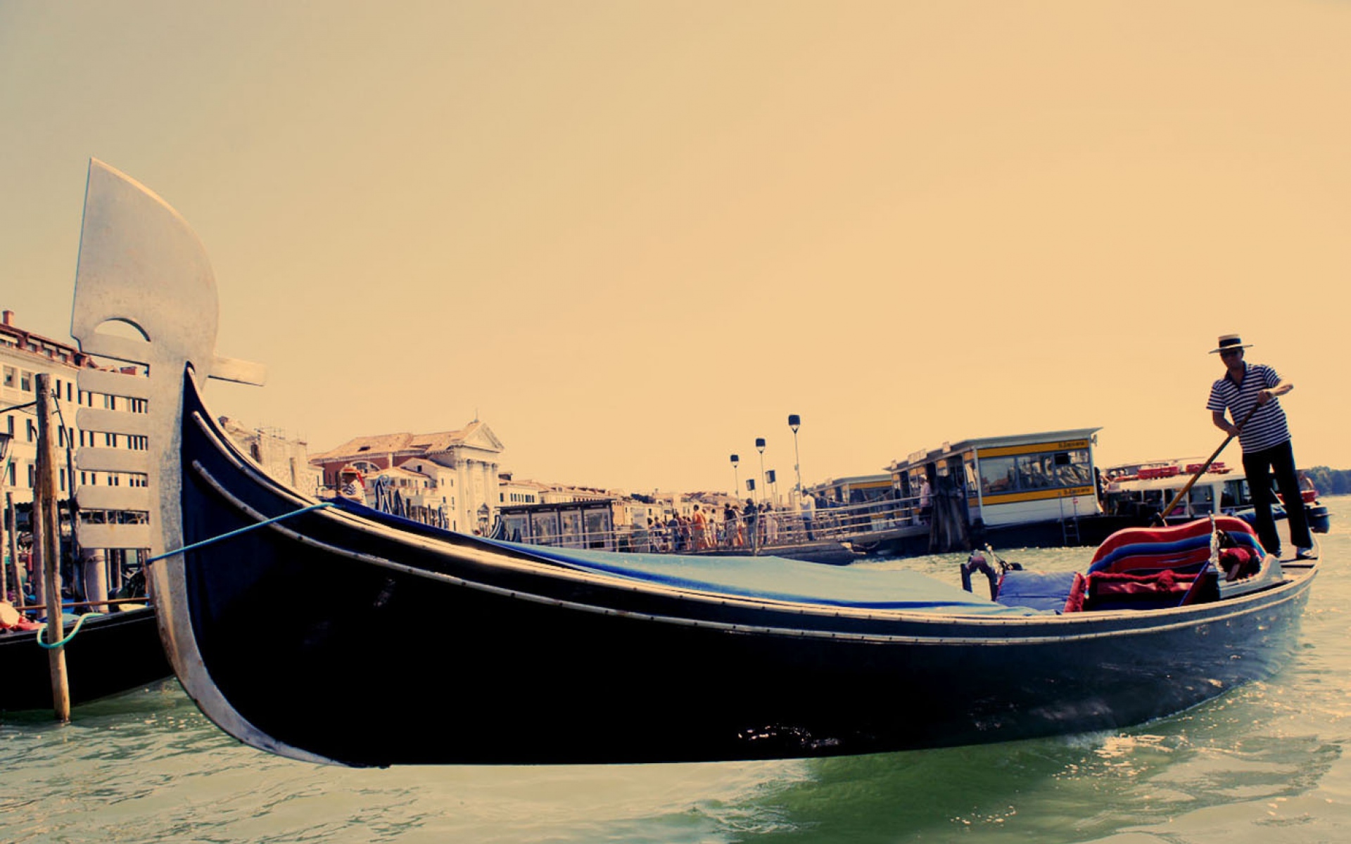 All gondolas in venice italy must. Венеция. Гондолы. Венеция гондольер. Гондола картина. Каноэ в Венеции.