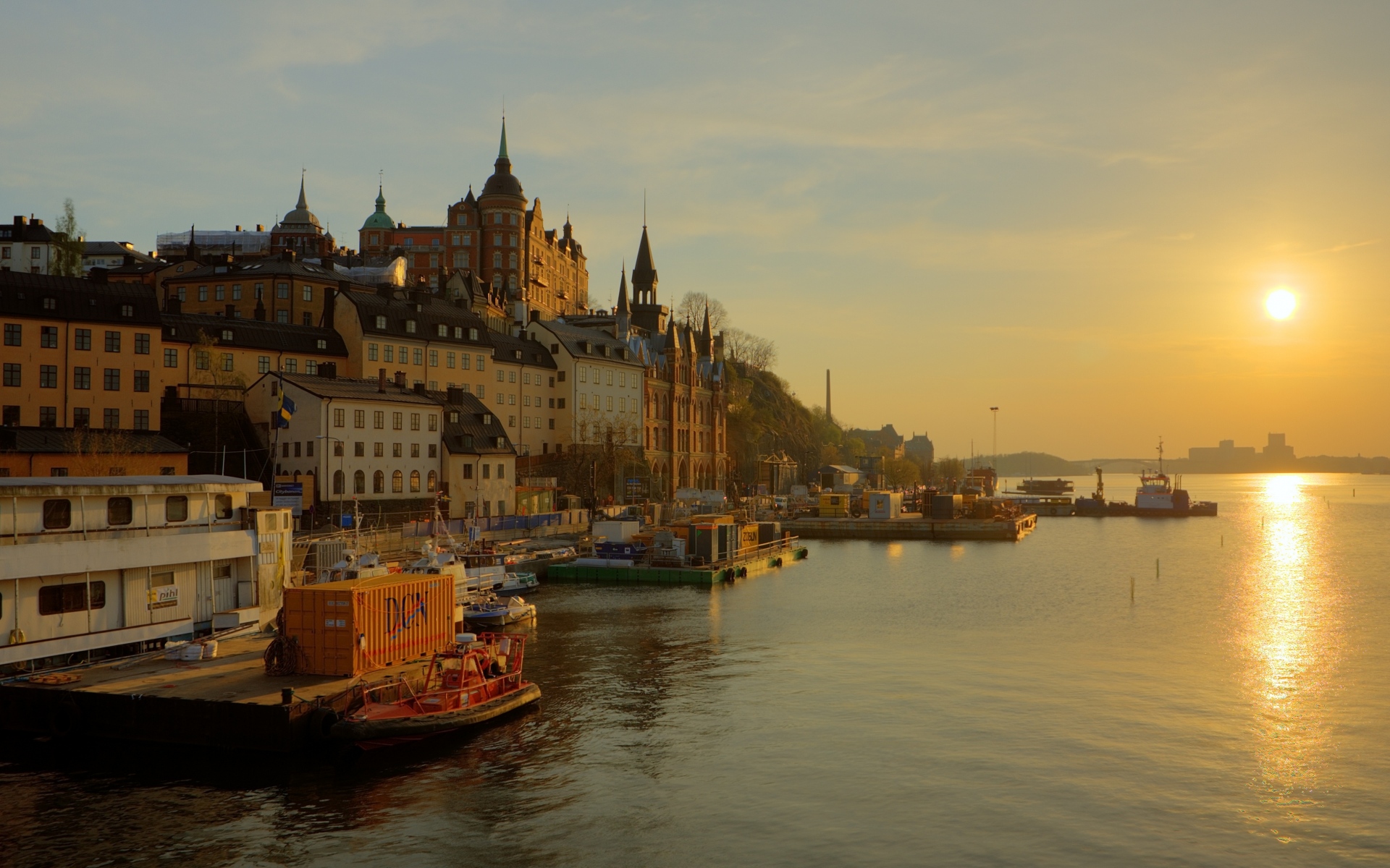Картинки Швед, Стокгольм, набережная, река, солнце, трек, восход солнца, туман, золото, дома, башни, вода, лодка, отражение, небо фото и обои на рабочий стол