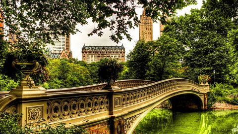 Река, мост, деревья, здания