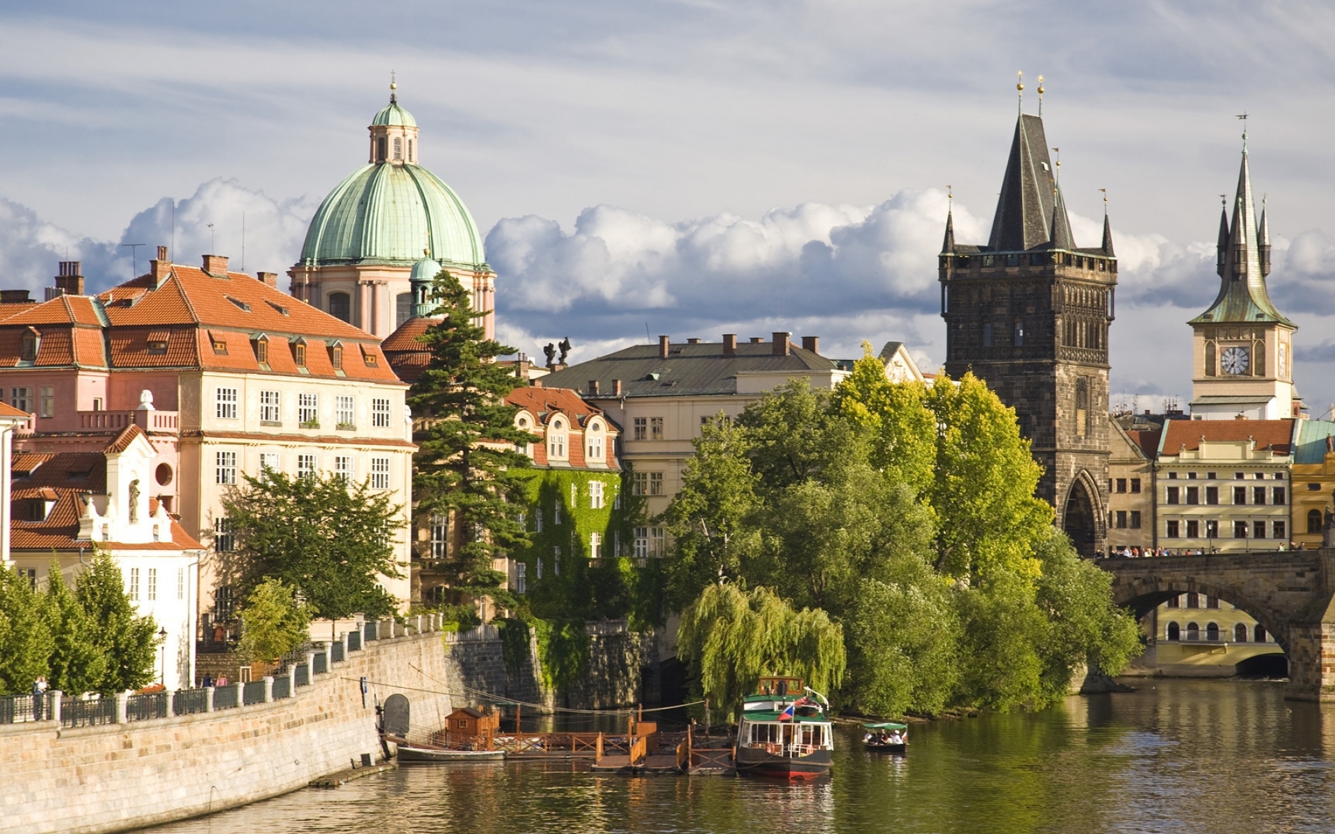 Картинки Прага, исторический центр, здания, река, деревья фото и обои на рабочий стол
