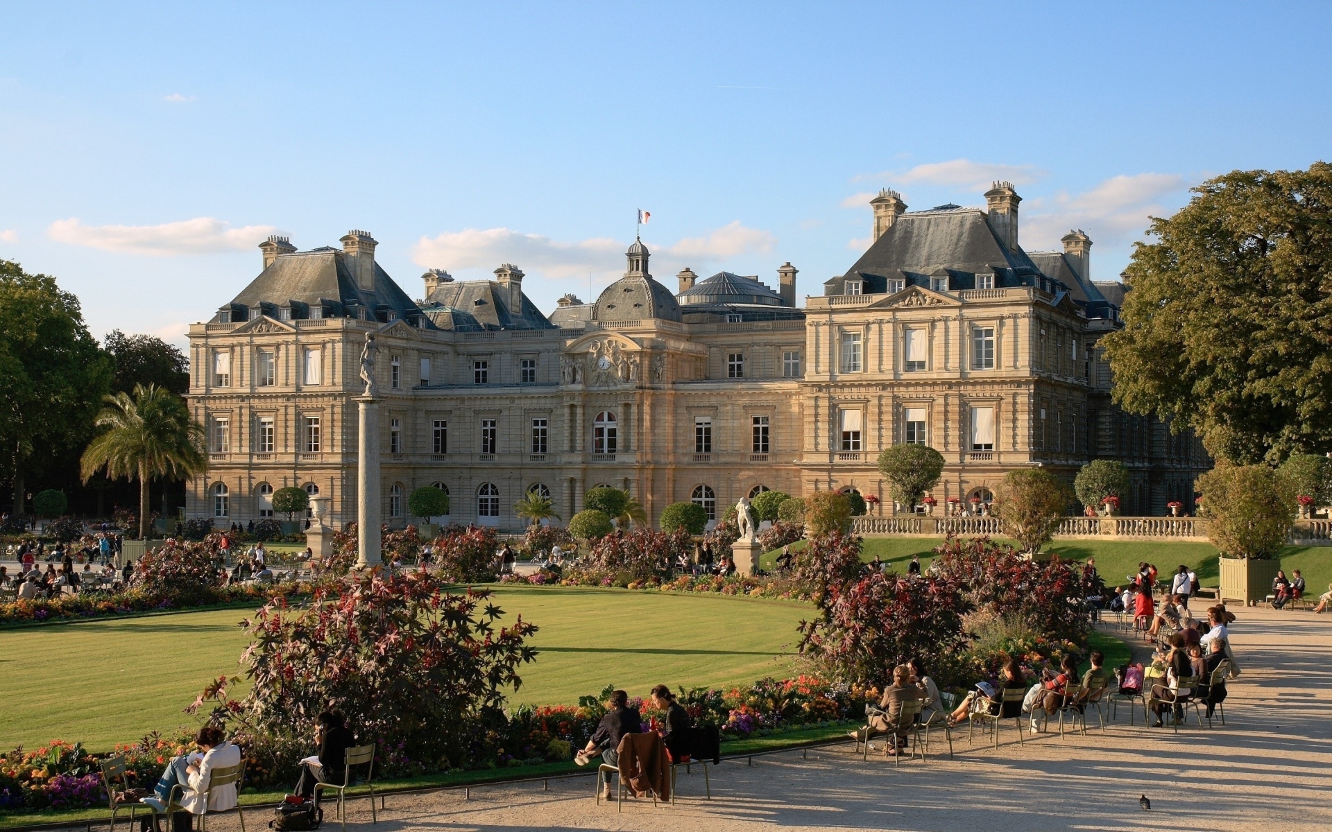 Картинки Люксембургский дворец, париж, франция, дворец, люди, парк, скульптура фото и обои на рабочий стол