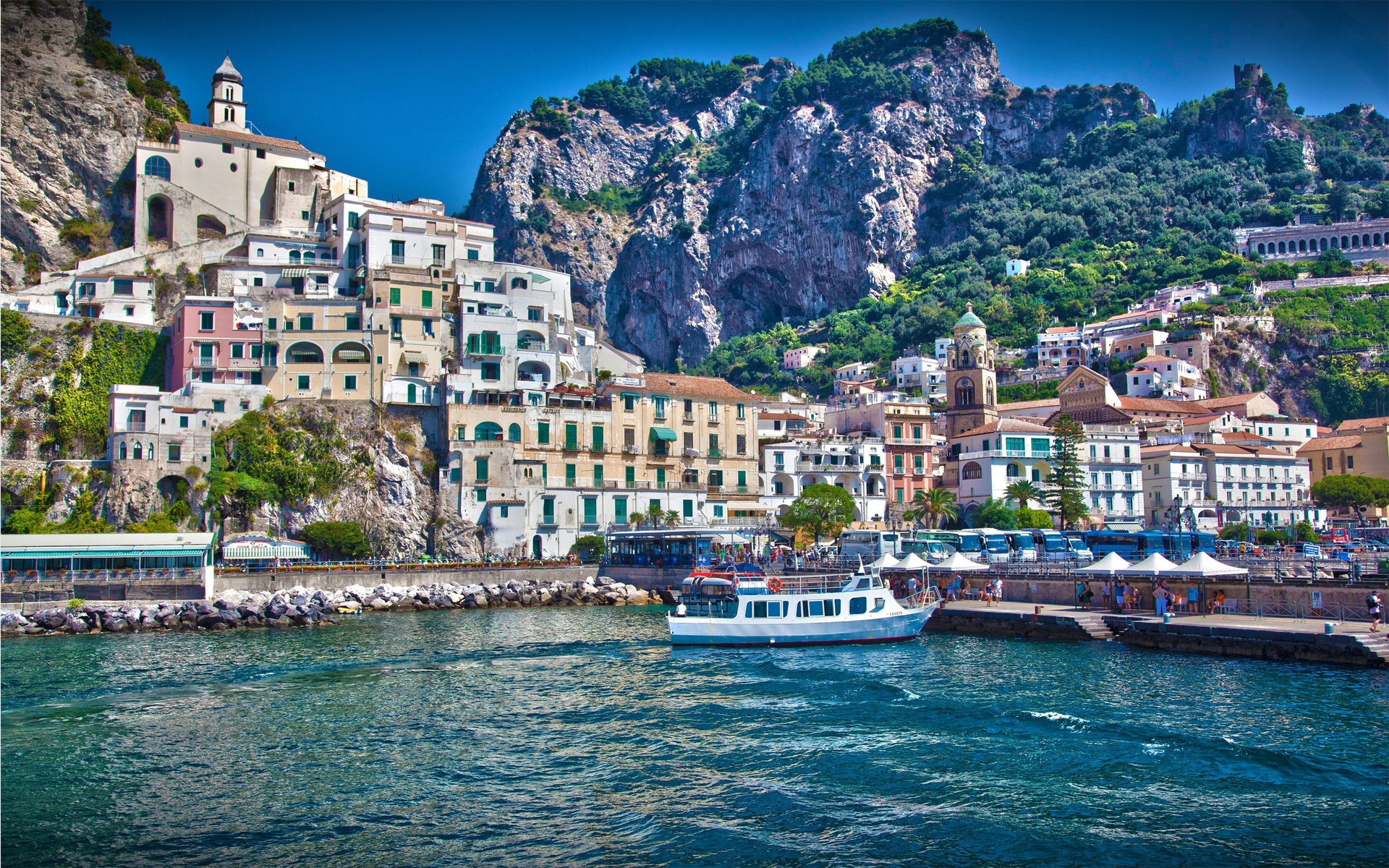 Картинки италия, город, Амальфитанская, лодки, море, дома, гора, вода, волны, небо фото и обои на рабочий стол