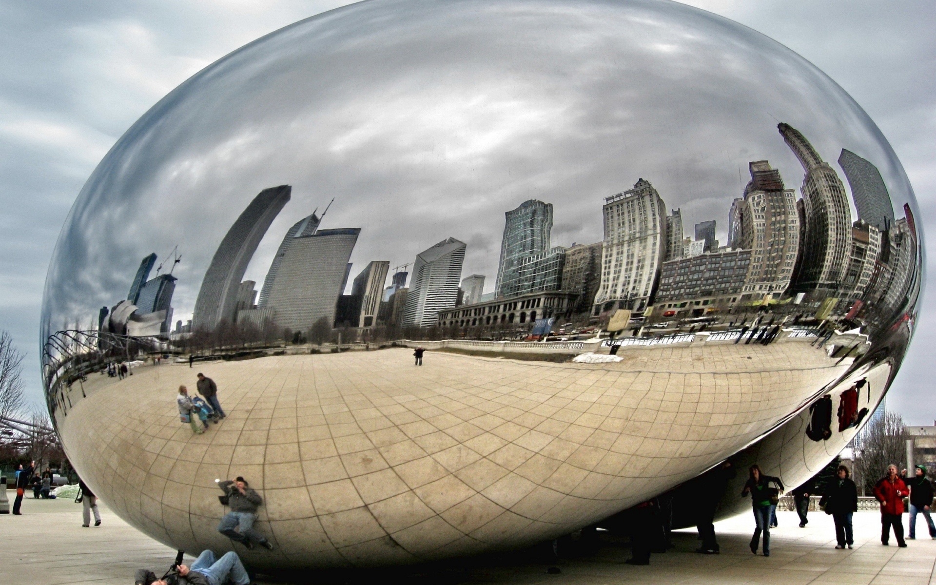 Зеркальная скульптура в Чикаго