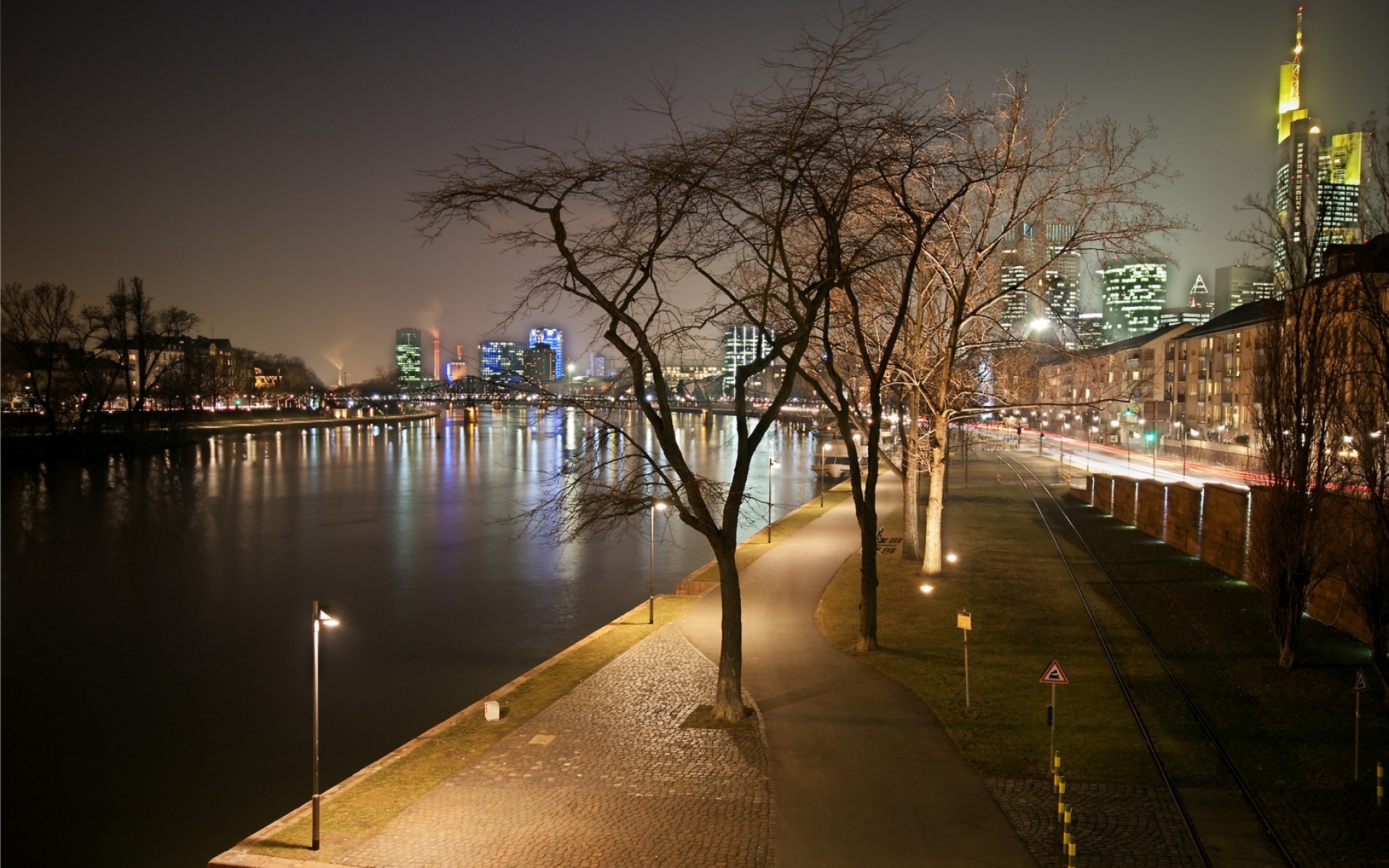 Картинки Вечер, frankfurt, канал, пролив, вода, лодка, пирс, огни, мост, парк, деревья, железнодорожные пути, дома, здания, небоскребы, фото и обои на рабочий стол
