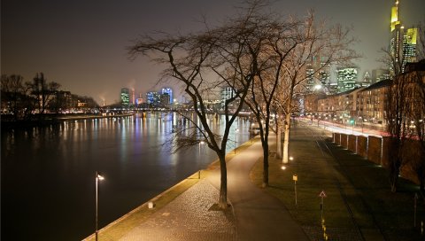 Вечер, frankfurt, канал, пролив, вода, лодка, пирс, огни, мост, парк, деревья, железнодорожные пути, дома, здания, небоскребы,
