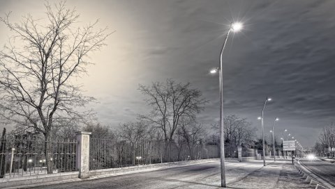 Улица, огни, забор,