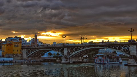 Река, мост, облака, лодка, здания
