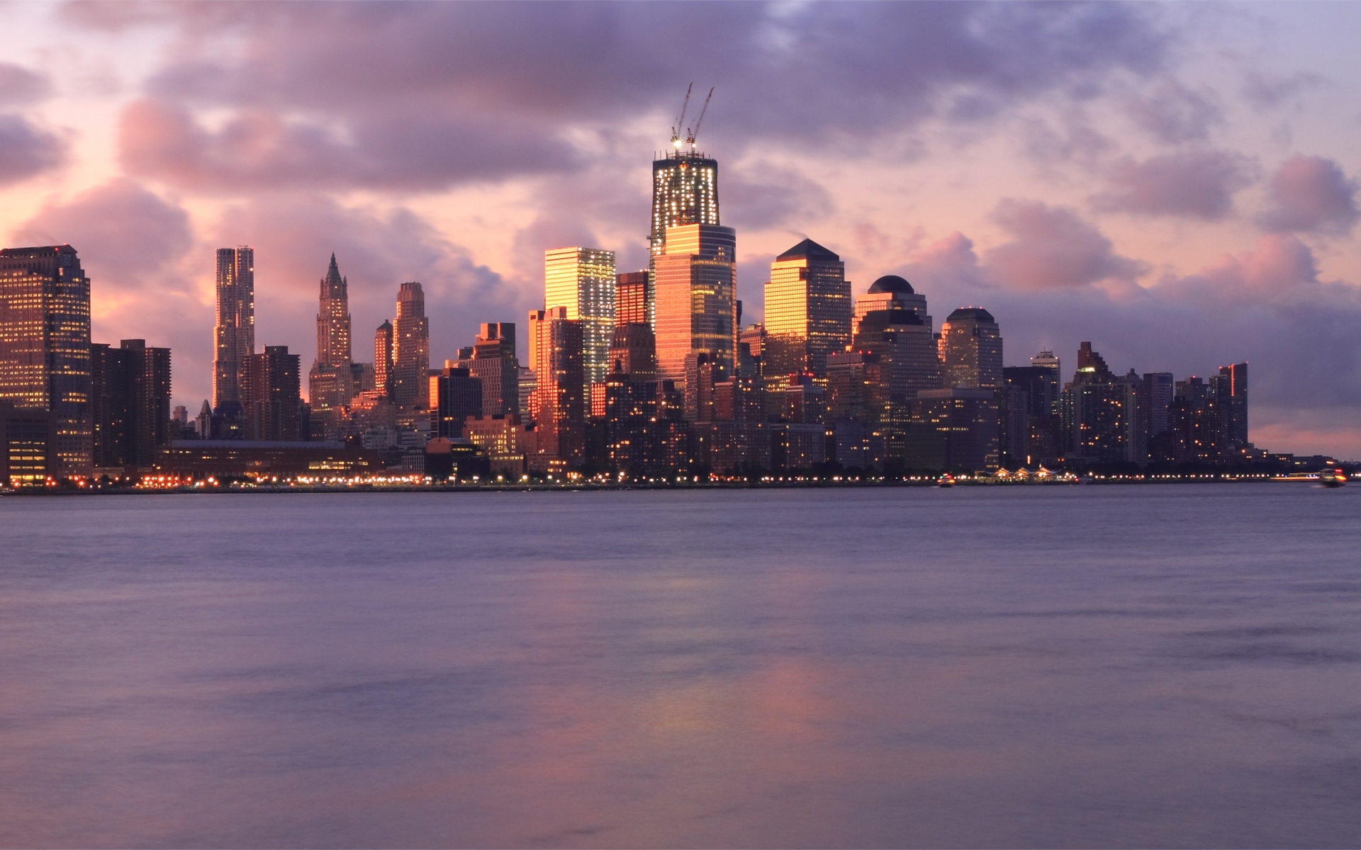 Картинки США, Нью-Йорк, мегаполис, здания, небоскребы, огни, река, ночь, розовый, закат, небо, облака фото и обои на рабочий стол