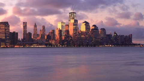 США, Нью-Йорк, мегаполис, здания, небоскребы, огни, река, ночь, розовый, закат, небо, облака