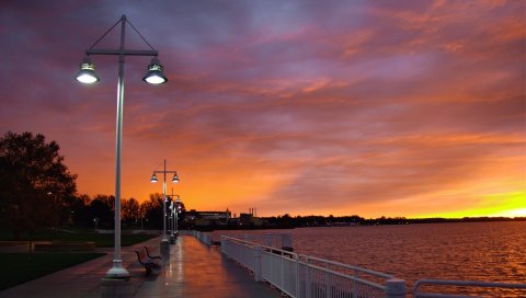 Город, вечер, закат, небо, облака, набережная, деревья, скамейки, река, огни
