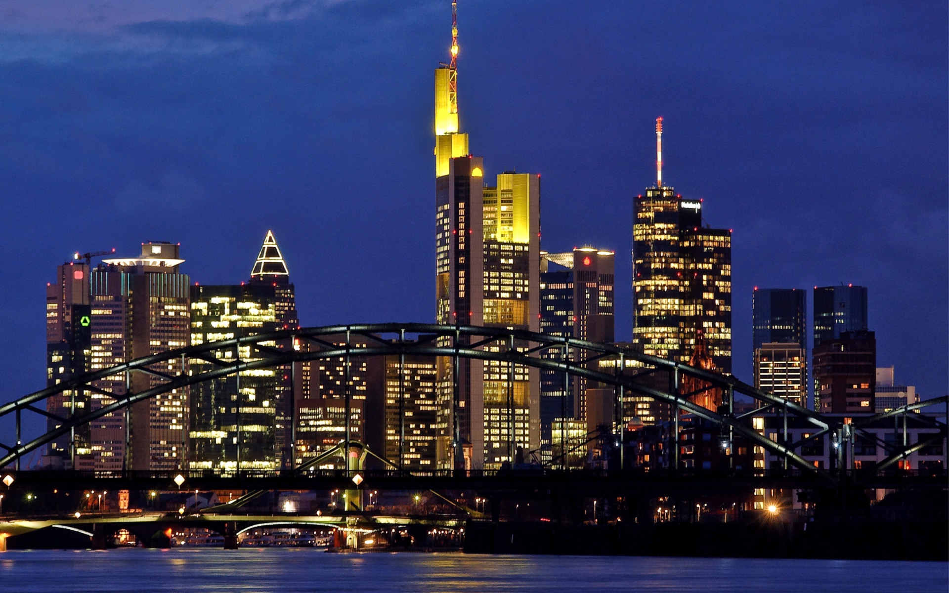 Картинки Германия, Франкфурт-на-Майне, вечер, метрополис, небоскребы, фары, мост, река фото и обои на рабочий стол