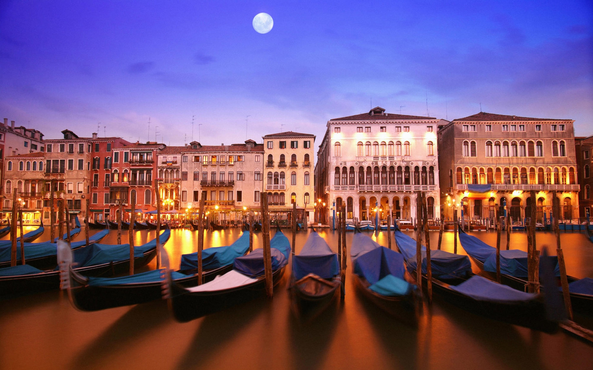 Картинки Венеция, Италия, город на воде, ночь, луна, строительство, строительство, дом, архитектура, гондола, лодки, вода, река, канал, свет, освещение, огни, отражение фото и обои на рабочий стол