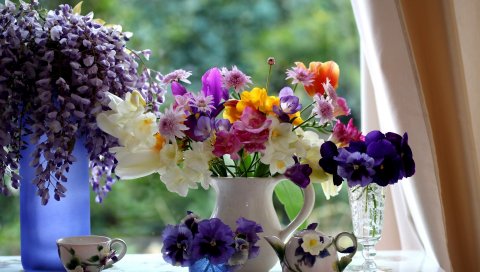 Анютины глазки, фрезия, тюльпаны, глициния, цветы, кувшин, фарфор