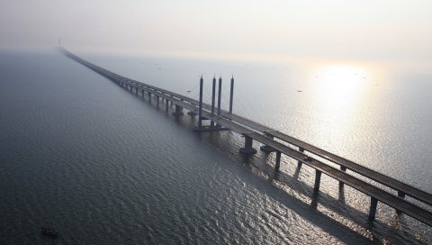 Китай, провинция Шаньдун,Цзяочжоувань, Qingdao, Qingdao мост, самый длинный мост, река, вода, рябь, пейзаж, небо, отражение, солнце