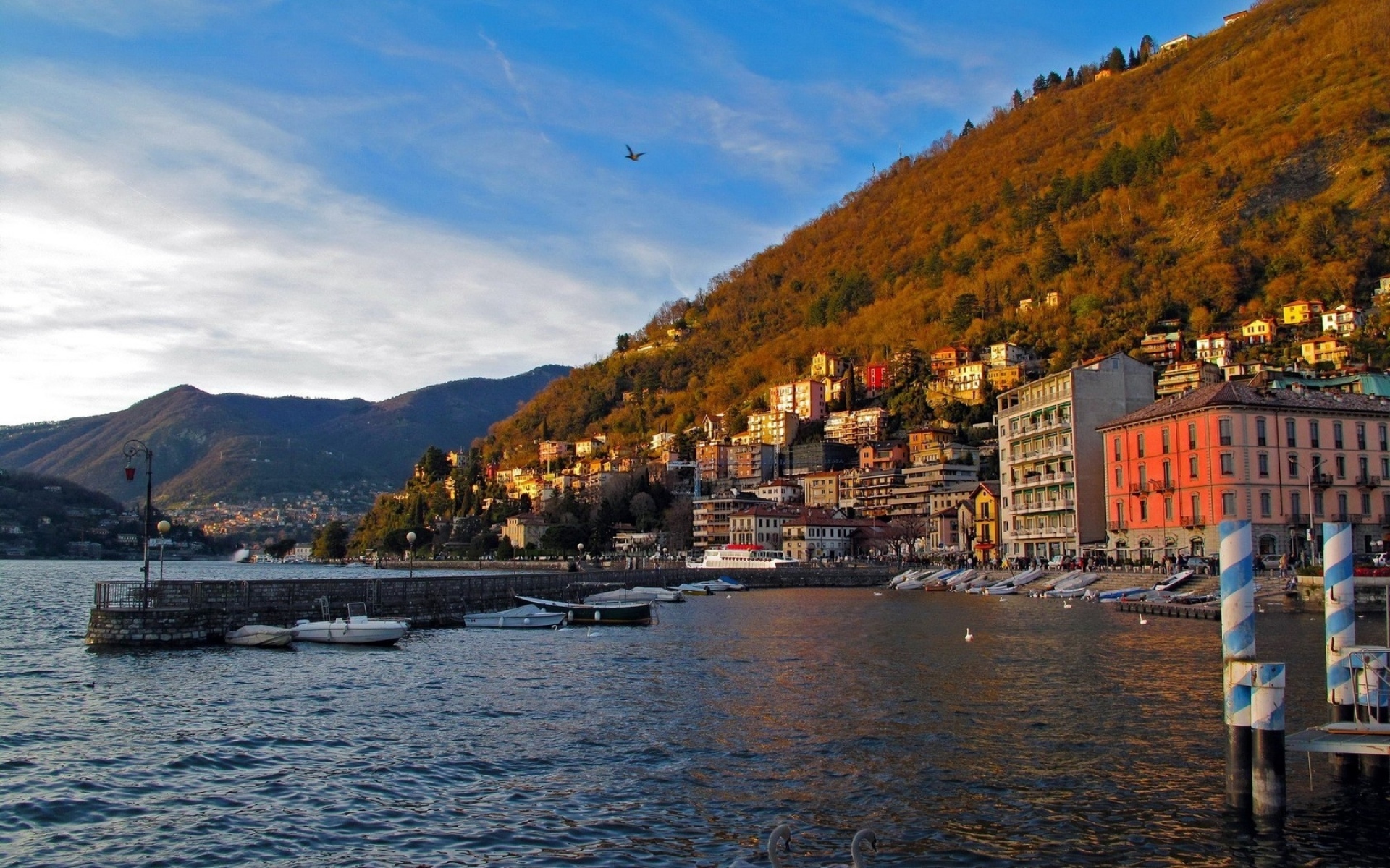 Картинки Италия, Ломбардия, Como, море, набережная, причал, дома, гора, вода, небо фото и обои на рабочий стол