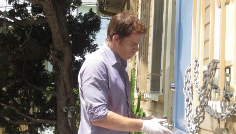Dexter, главный герой, dexter morgan, перчатки, дверь, цепь