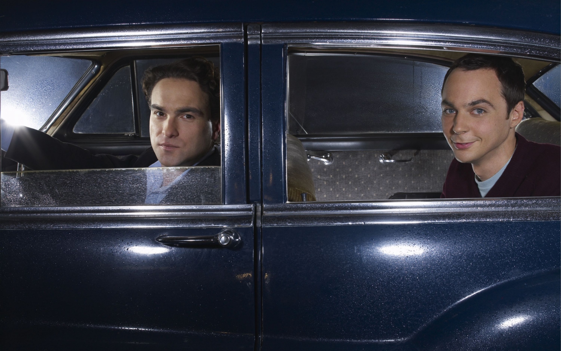 Картинки Johnny galeki, jim parsons, sheldon cooper, leonard hofstadter, автомобиль, окно, знаменитости фото и обои на рабочий стол