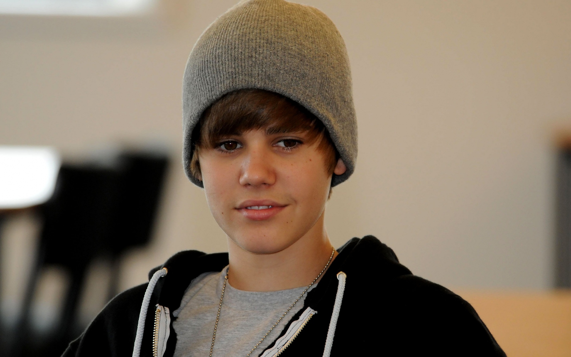 Картинки Justin bieber, hoody, шляпа, улыбка, знаменитость фото и обои на рабочий стол