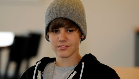 Justin bieber, hoody, шляпа, улыбка, знаменитость