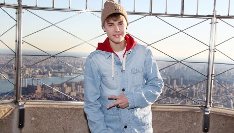 Justin bieber, певец, знаменитость, город, крыша, жест, стиль