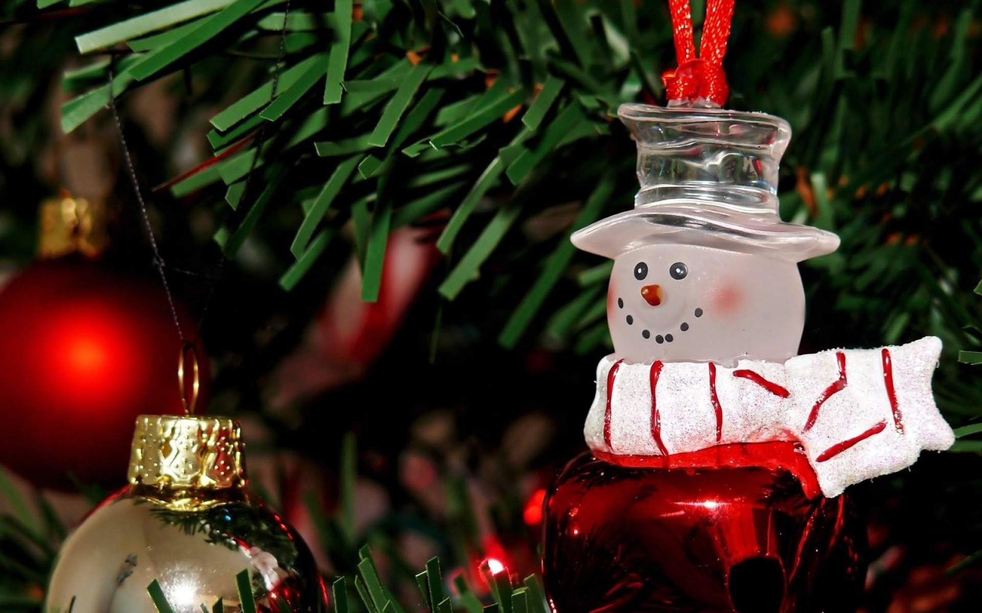 Картинки Снеговик, рождественские украшения, ветка, дерево фото и обои на рабочий стол