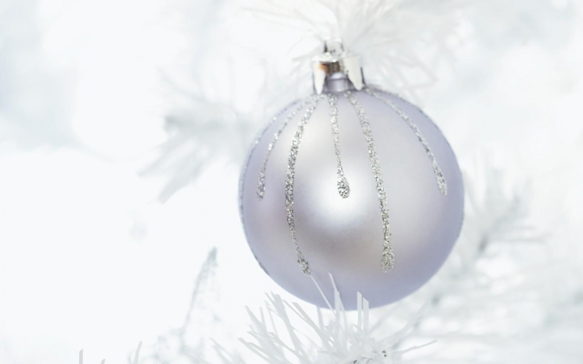 Картинки Рождественские украшения, мяч, блеск, нитка, серебро фото и обои на рабочий стол