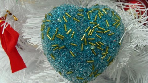 Сердце, бисер, мишура, праздник