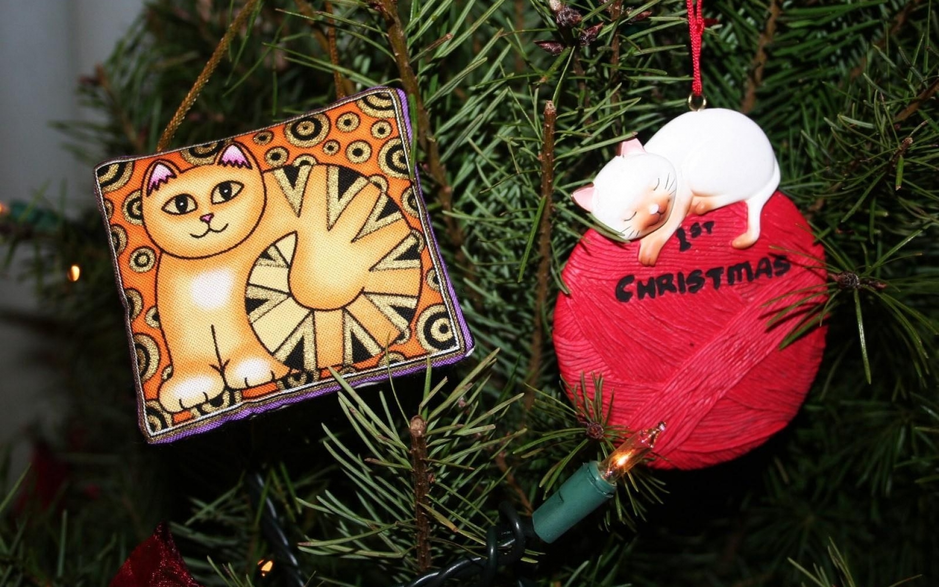 Картинки Рождественская елка, мяч, игла, кошка, игрушки, гирлянда фото и обои на рабочий стол