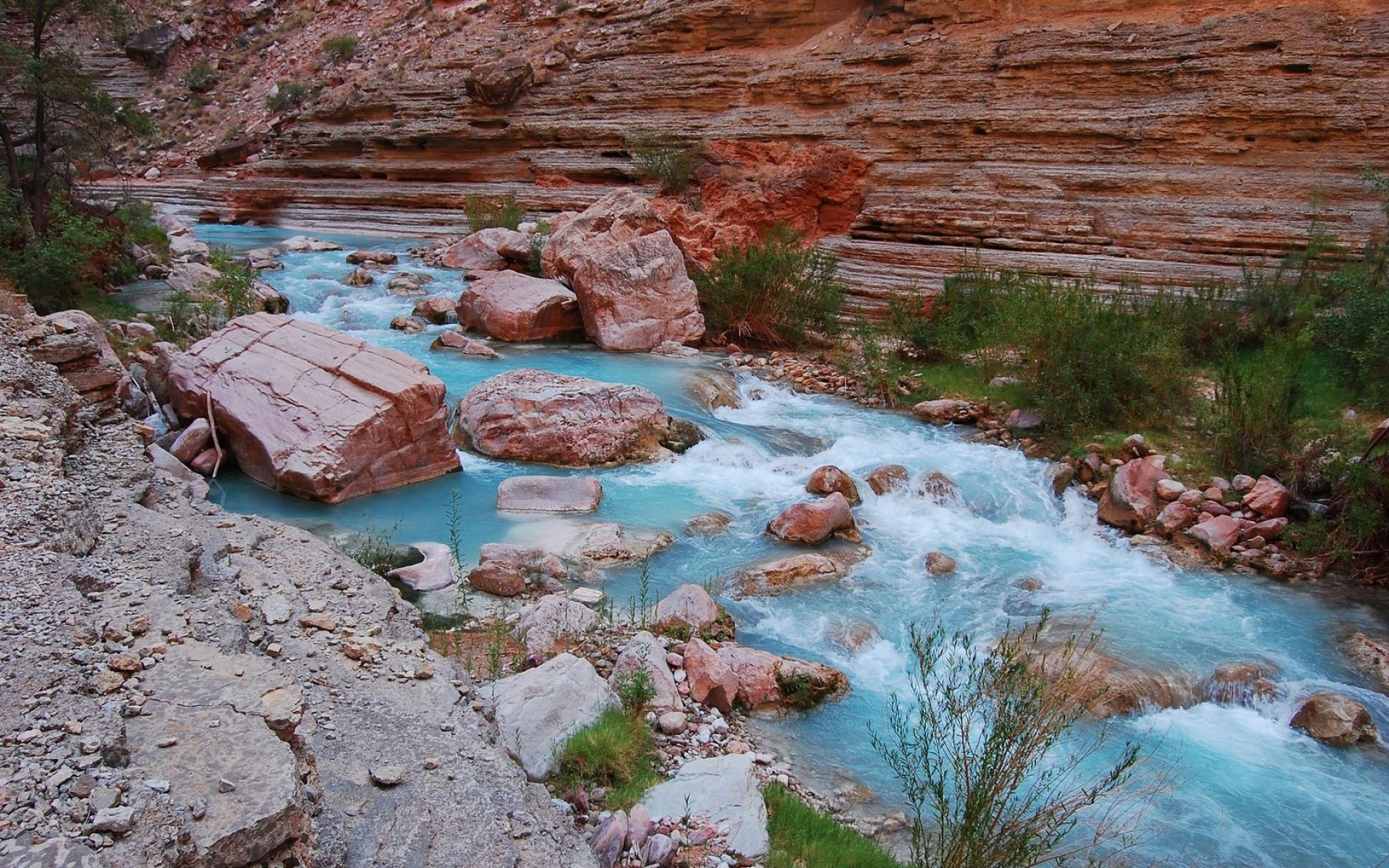 Картинки Река, камни, голубая вода, гора, скалы, трава, зелень фото и обои на рабочий стол
