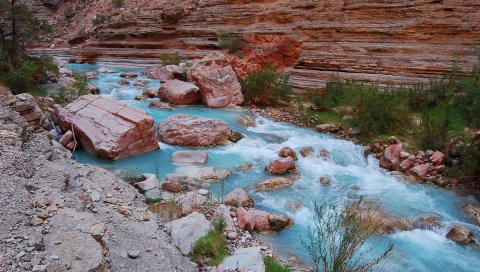 Река, камни, голубая вода, гора, скалы, трава, зелень