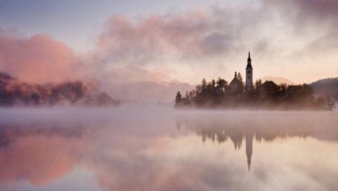 Туман, вода, замок, утро