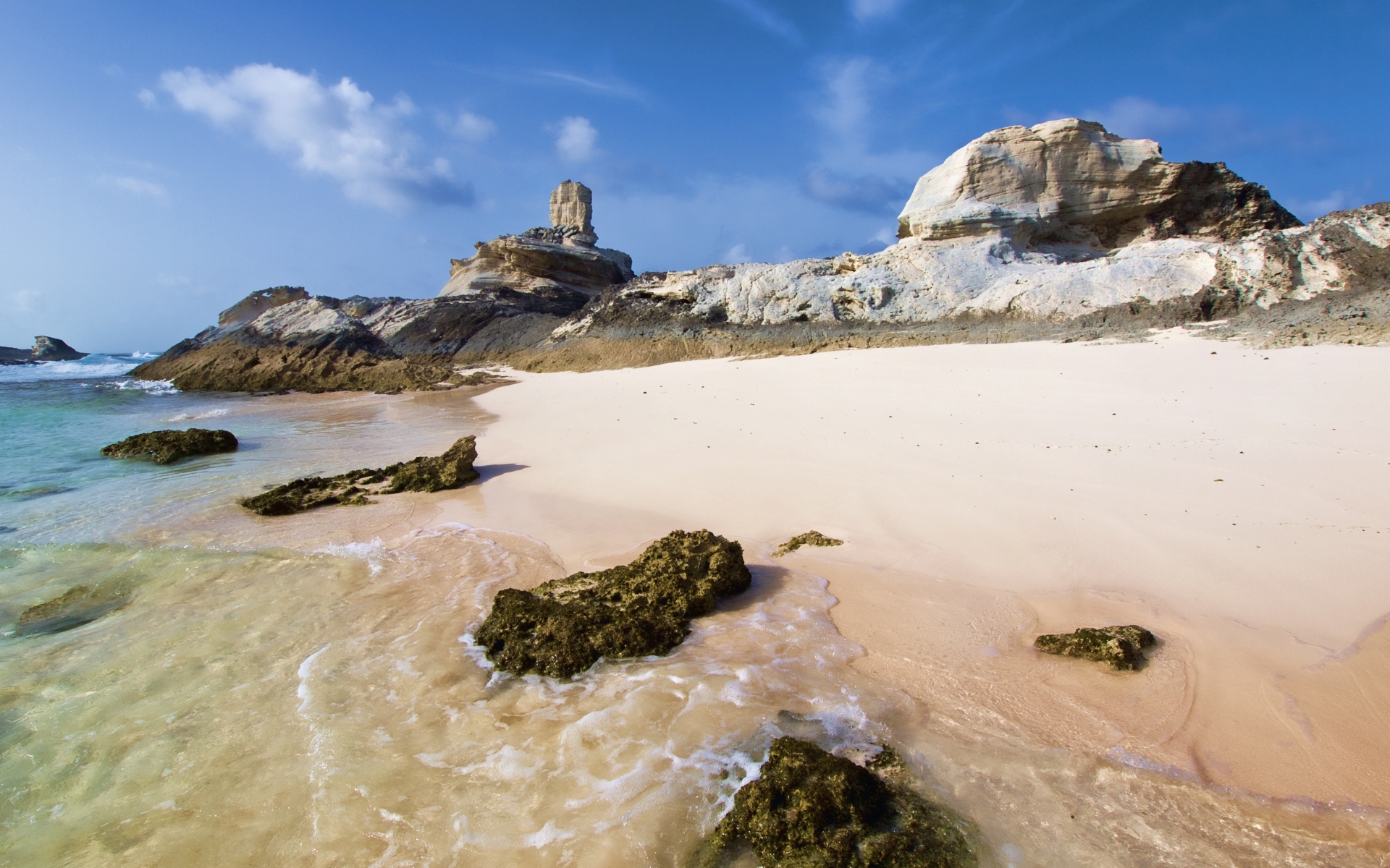 Картинки Рифы, побережье, песок, скалы, пляж, небо, синий, солнечно фото и обои на рабочий стол