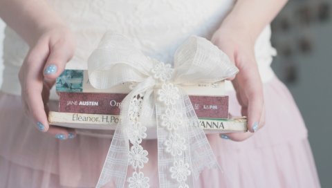 Луки, книги, руки, лента