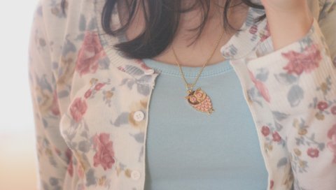 Девушка, куртка, рубашка, цепочка, кулон, сова
